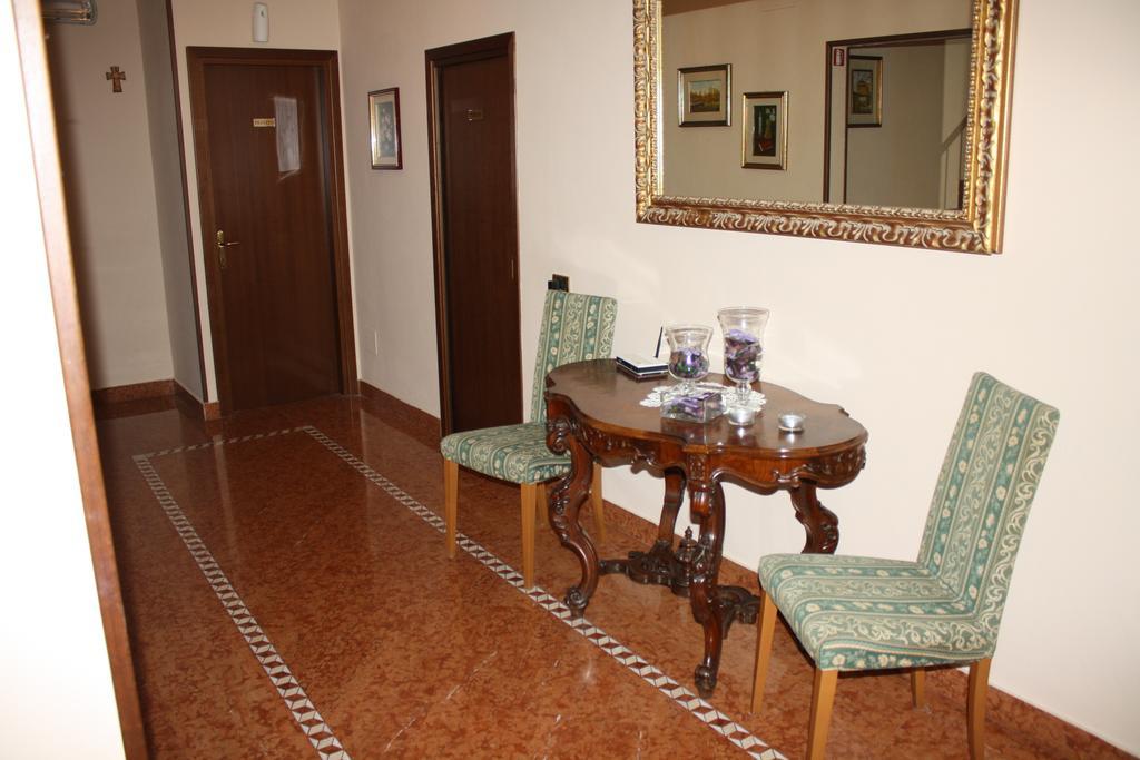 Albergo Ristorante Punta Dell'Est Clusane 외부 사진
