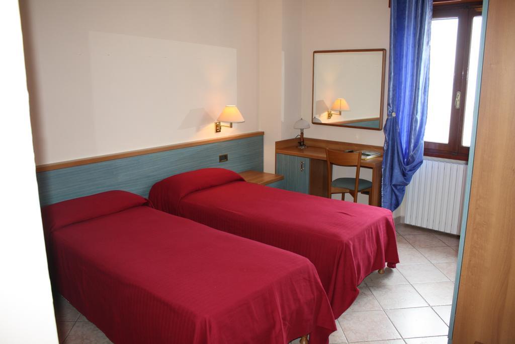 Albergo Ristorante Punta Dell'Est Clusane 외부 사진
