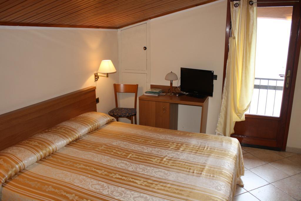 Albergo Ristorante Punta Dell'Est Clusane 외부 사진