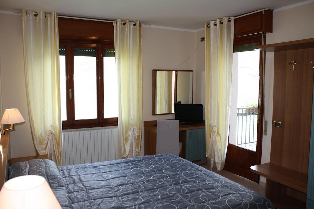 Albergo Ristorante Punta Dell'Est Clusane 외부 사진